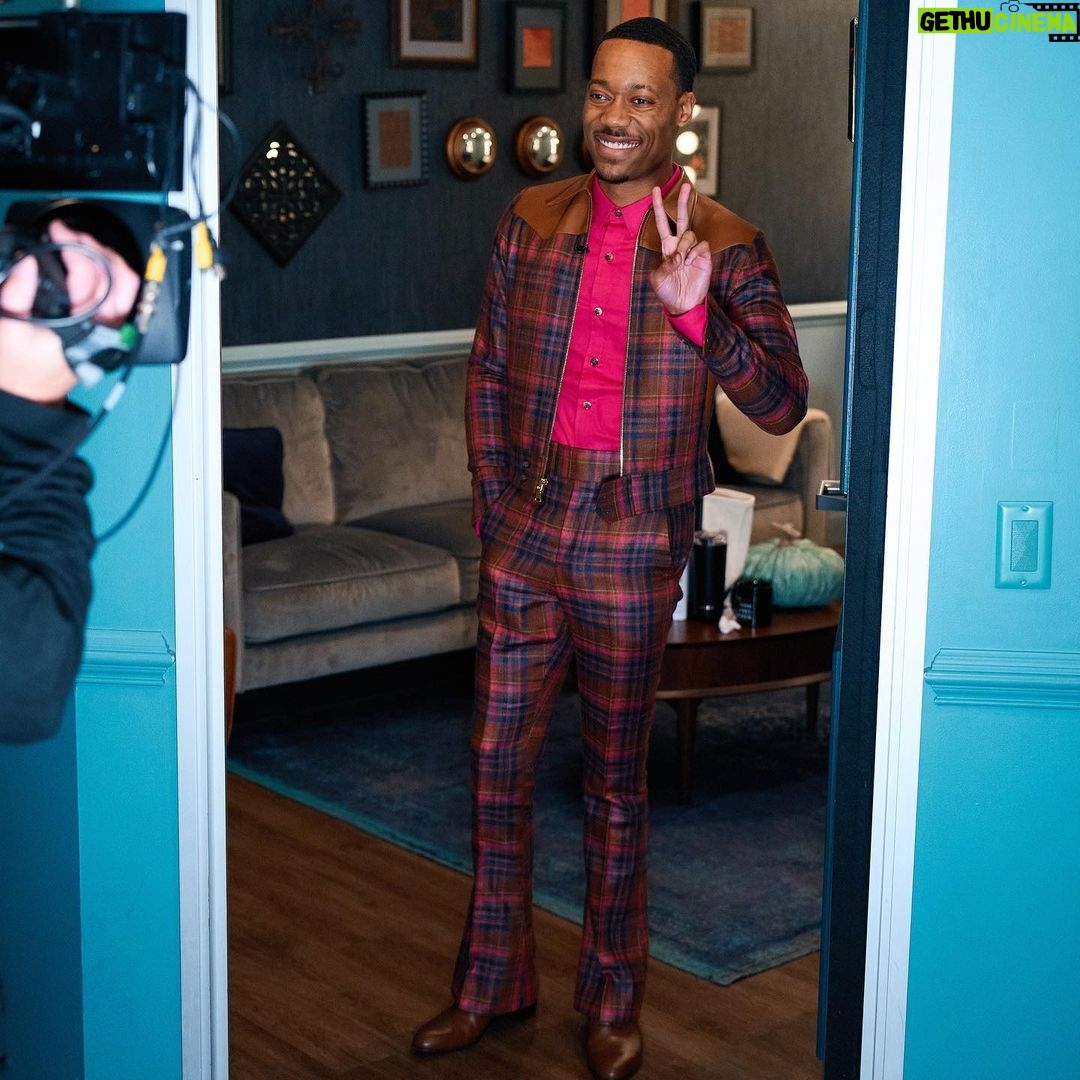 Tyler James Williams - 56.9K Likes - Thanks for having me @latelateshow ! Until next time βπΎ
Designer: @stayflythrash