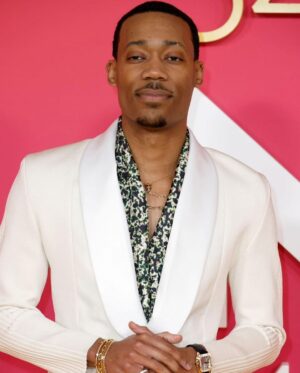 Tyler James Williams Instagram - @naacpimageawards thank you for another beautiful night and for celebrating me and my @abbottelemabc  Family 

Tux: @peoplesofallnations
Shoes:  @kurtgeiger
Jewelry: @cartier 
Styled by @ashleynorthstyle
Grooming by @crazysexybeautifoe