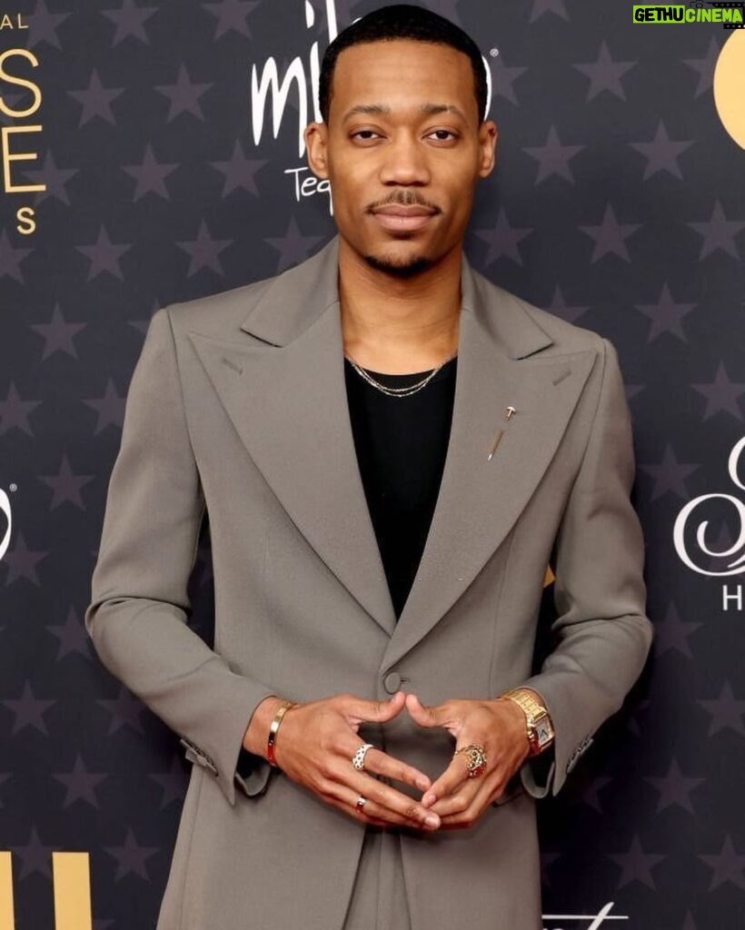Tyler James Williams Instagram - Thank you @criticschoice for a beautiful night 😌 Suit: @apmilanbrand Jewelry: @cartier Styled by : @ashleynorthstyle Grooming: @crazysexybeautifoe