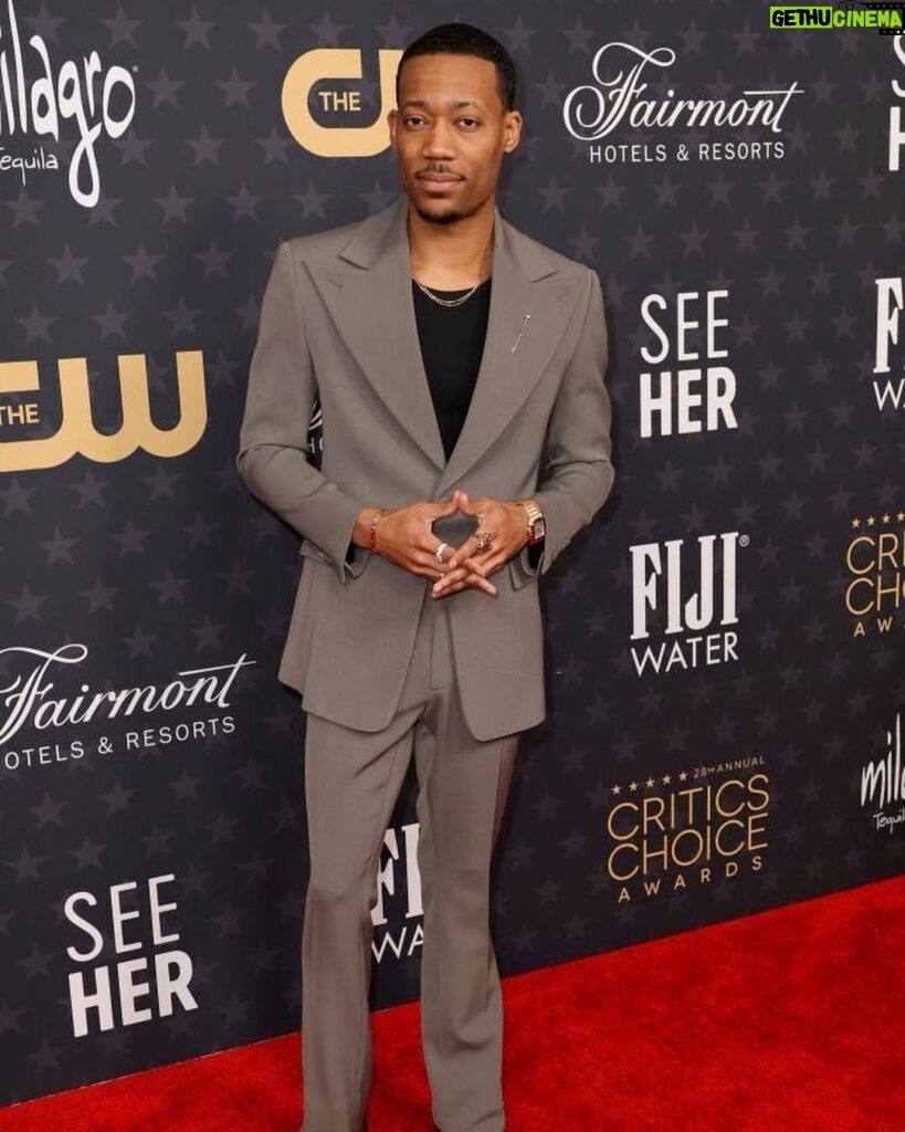 Tyler James Williams Instagram - Thank you @criticschoice for a beautiful night 😌 Suit: @apmilanbrand Jewelry: @cartier Styled by : @ashleynorthstyle Grooming: @crazysexybeautifoe