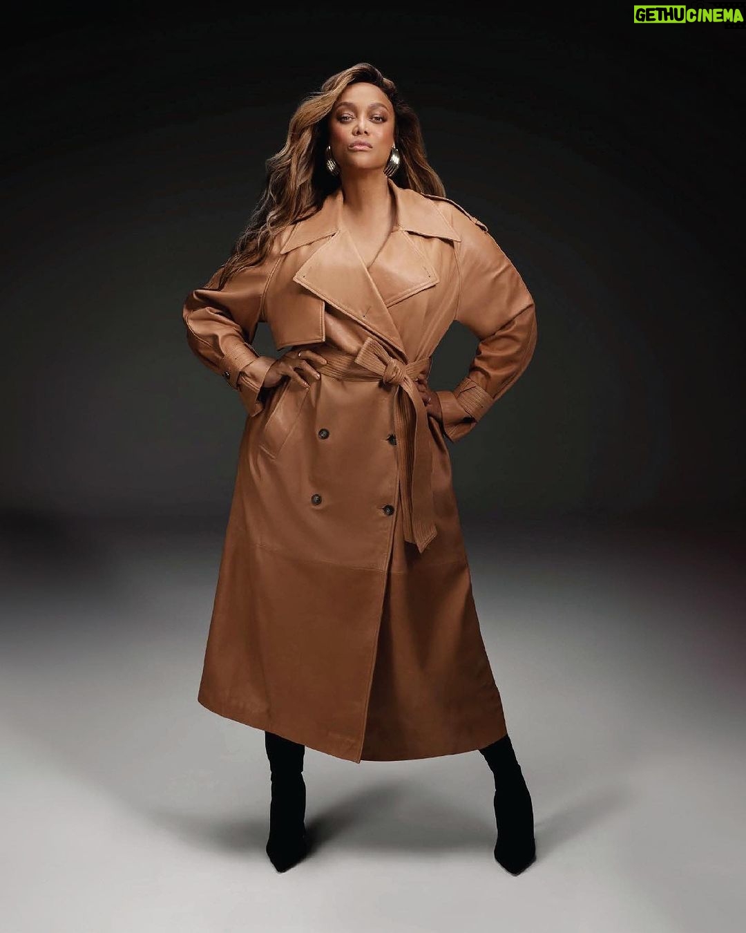 Tyra Banks Instagram - Yep, she was a model. And some days, she still werks it. Especially when it’s for an ICONS themed campaign. 💪🏽 What you think? I’m sooo busy with @SMiZEandDREAM 🍦. Should I do more modeling jobs? Comment below ⬇️ Much love to the @Karen_Millen team. Y’all are super on it! 😘