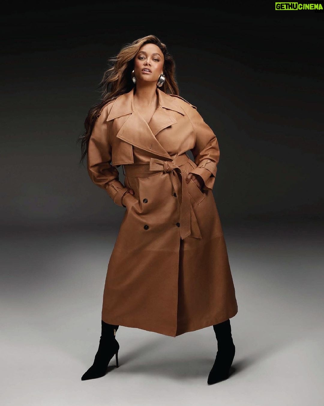Tyra Banks Instagram - Yep, she was a model. And some days, she still werks it. Especially when it’s for an ICONS themed campaign. 💪🏽 What you think? I’m sooo busy with @SMiZEandDREAM 🍦. Should I do more modeling jobs? Comment below ⬇️ Much love to the @Karen_Millen team. Y’all are super on it! 😘