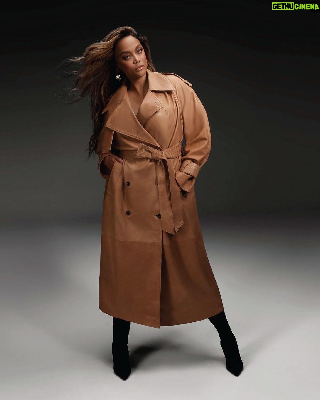 Tyra Banks Instagram - Yep, she was a model. And some days, she still werks it. Especially when it’s for an ICONS themed campaign. 💪🏽 What you think? I’m sooo busy with @SMiZEandDREAM 🍦. Should I do more modeling jobs? Comment below ⬇️ Much love to the @Karen_Millen team. Y’all are super on it! 😘
