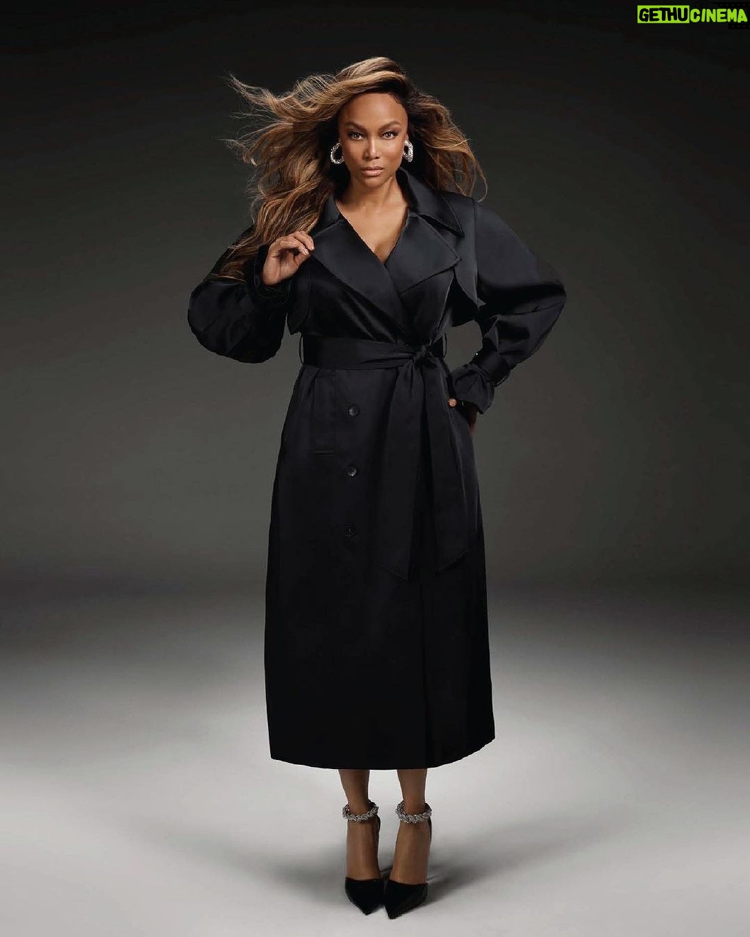 Tyra Banks Instagram - Yep, she was a model. And some days, she still werks it. Especially when it’s for an ICONS themed campaign. 💪🏽 What you think? I’m sooo busy with @SMiZEandDREAM 🍦. Should I do more modeling jobs? Comment below ⬇️ Much love to the @Karen_Millen team. Y’all are super on it! 😘