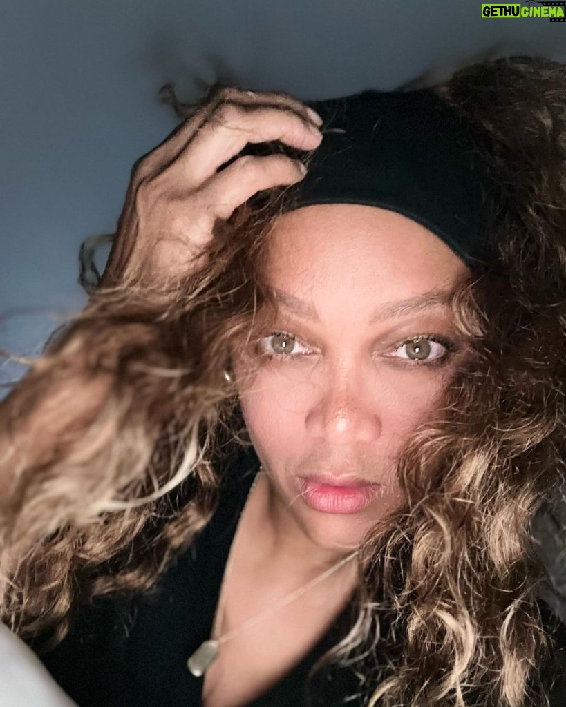 Tyra Banks Instagram - Study break 🤓💄📓 Check out these 10 photos in 10 seconds and then go back to work!