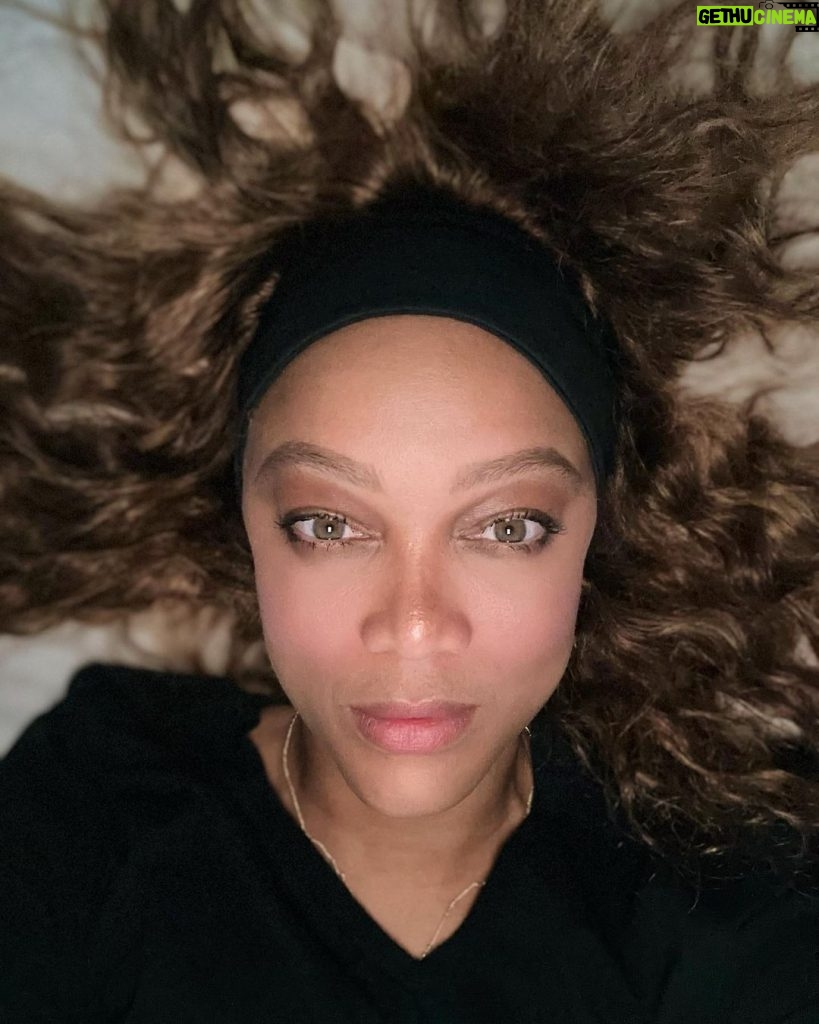 Tyra Banks Instagram - Study break 🤓💄📓 Check out these 10 photos in 10 seconds and then go back to work!