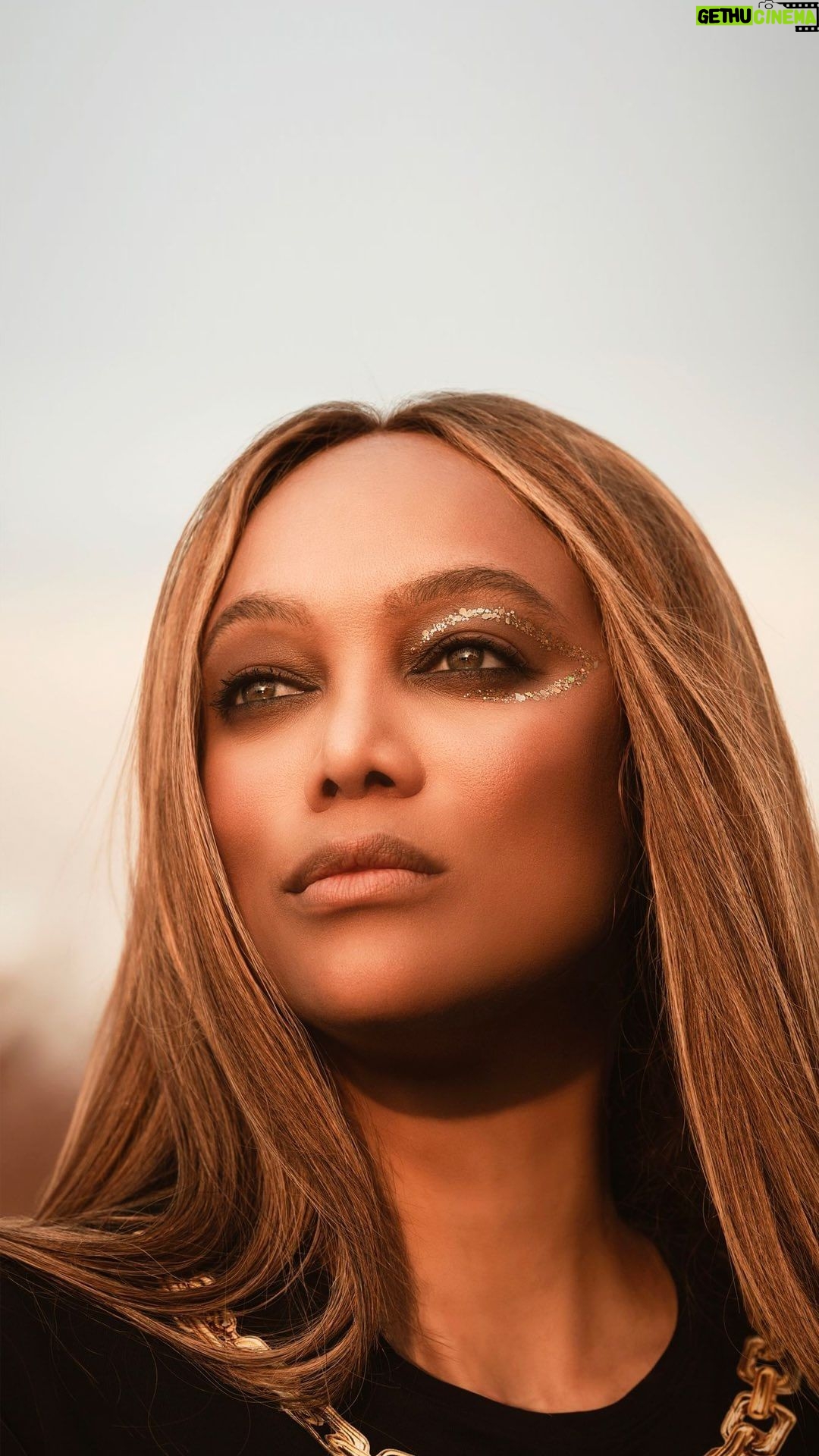 Tyra Banks Instagram - SMiZE-ify your eyes with makeup that packs a PUNCH⚡️ Try your own #SMiZEeyeArt at home or if you’re at Kite Beach Ice Cream TRUNK this Saturday 16th December 🍦 Get that camera ready, boo! Because we might feature your #SMiZEeyeArt right here on our page 📸 #SMiZEandDREAM #Dubai #SMiZE #SMiZEandDREAMDubai #SMiZEinDubEYE #DubEYE #IceCreamTrunk #SQOOPS #SMiZESQOOPS #KiteBeach Kite Beach Dubai