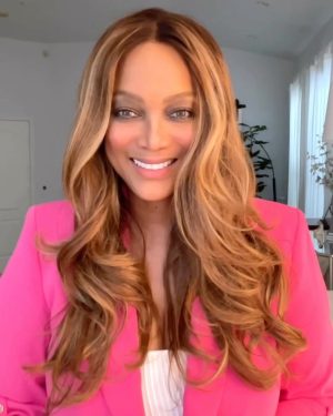 Tyra Banks Instagram - What’s our new year’s resolution? To DREAM BIGGER & GROW and inspire and support your DREAM. You’re never too old or young to dream a new dream and #TeamSMiZE is here to show you how. It’s going to be an exciting year! Follow us along for the journey ✨

Please watch the video. We want your dreams to come true.
🙏🏾🎥

Tell us your dream ⬇️

💛