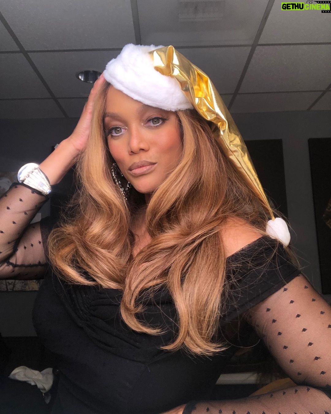 Tyra Banks Instagram - Merry Christmas! -Love, Tyra Claus 🎄💛🎄
