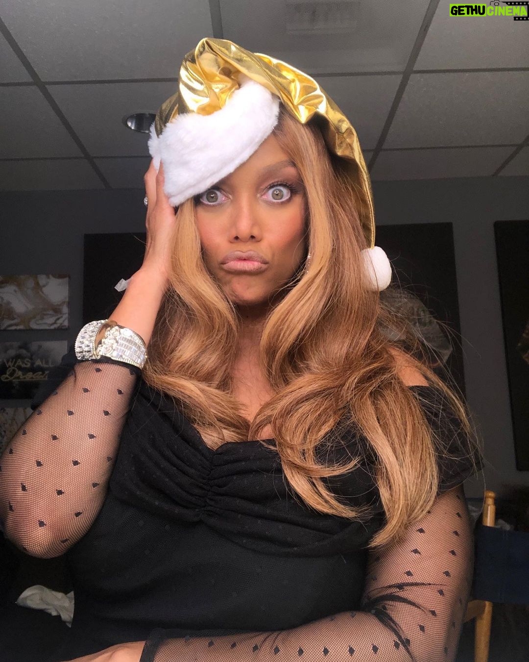 Tyra Banks Instagram - Merry Christmas! -Love, Tyra Claus 🎄💛🎄