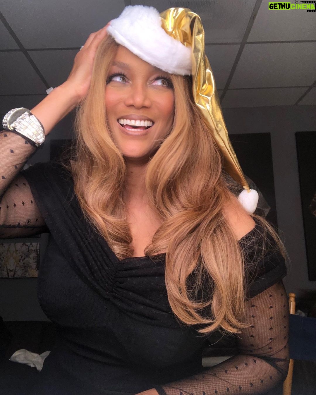 Tyra Banks Instagram - Merry Christmas! -Love, Tyra Claus 🎄💛🎄