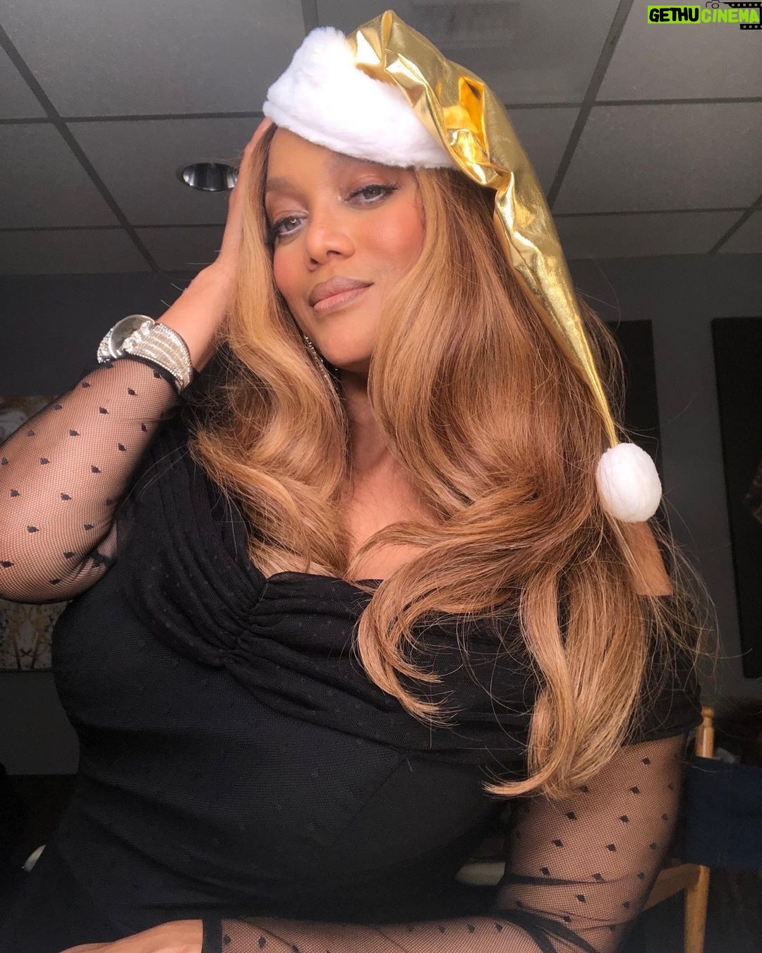 Tyra Banks Instagram - Merry Christmas! -Love, Tyra Claus 🎄💛🎄