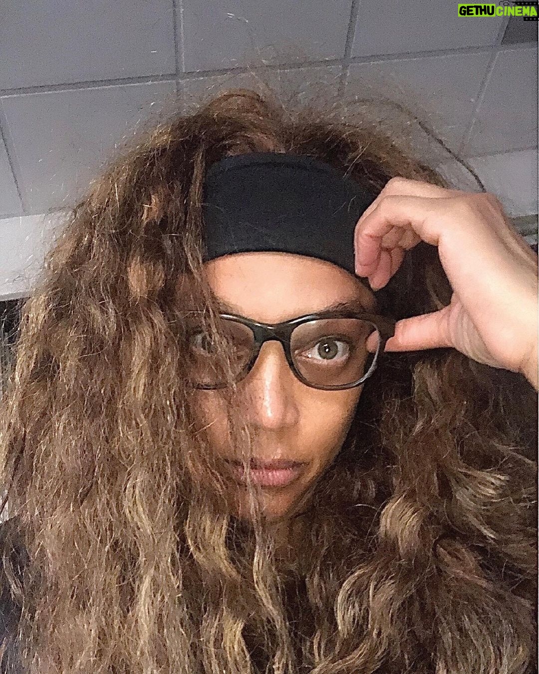 Tyra Banks Instagram - Saturday relaxing realness 💛