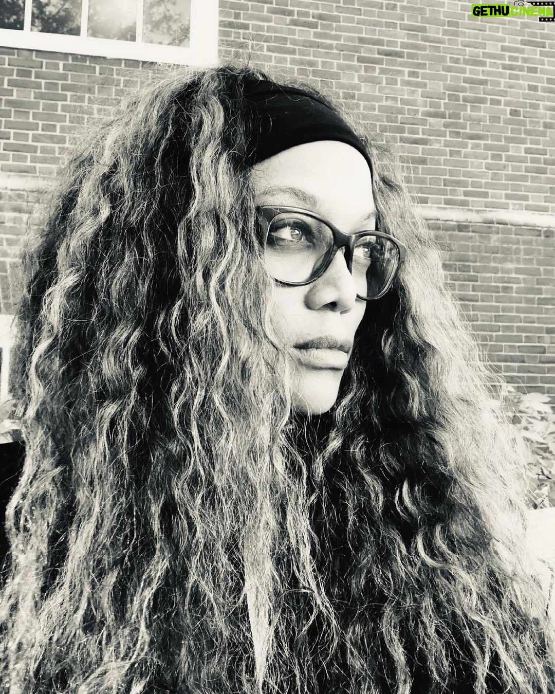Tyra Banks Instagram - Real talk: @HarvardHBS has enriched me so much. The reunion last weekend was pretty cathartic. I took a sec and sat on a campus bench and snapped B/W photos of things around me. Just a 5 minute pause to take it all in. Now sharing with you. Keep educating yourself. Be an infinite learner. It’s truly the answer to prosperity and limitless growth. Stay curious. You got this! 💛Tyra @HBSalumni #HBSOPM #HBSforLife