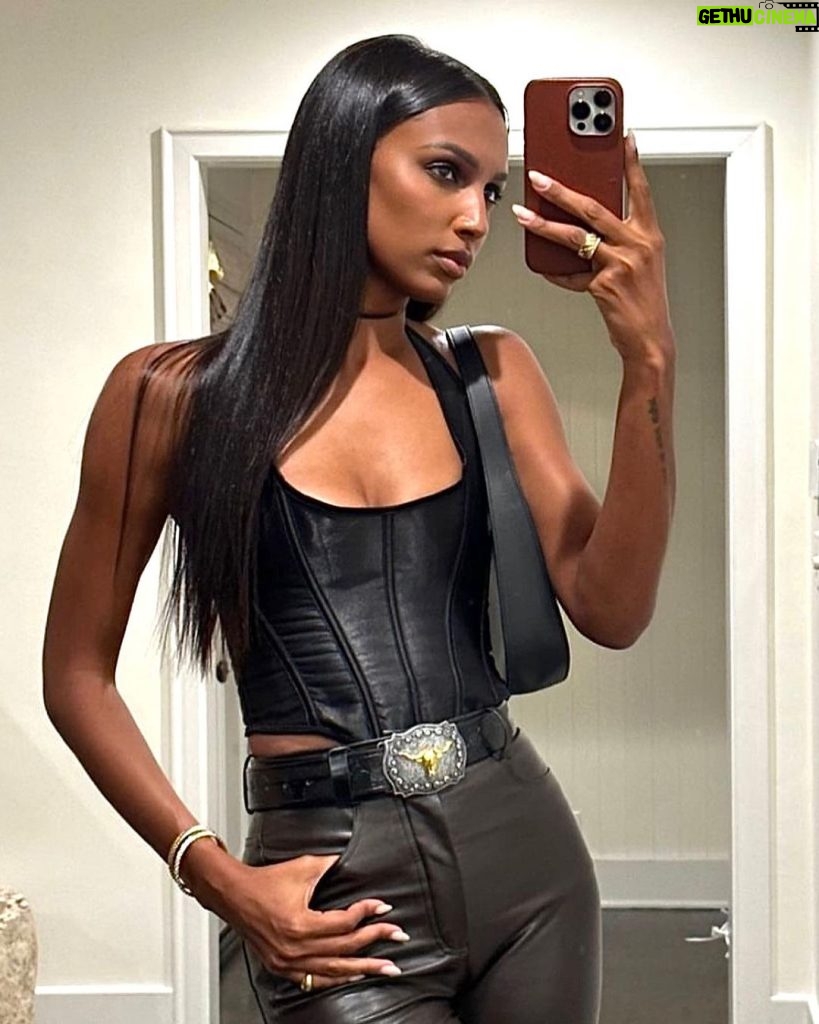 Tyra Banks Instagram - Coyote Ugly in the Halloween House! @jastookes serving up Coyote TyTy lookin’ hotter than hot! And shout out to @kelseymerritt who I know is making @bridgetmoynahan super proud! ‘Pour some Sugar on’ both of these babes! TyTy approves!!!! 💛