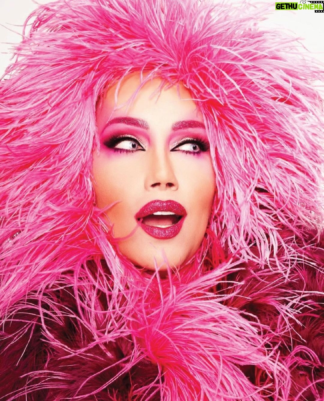 Tyra Banks Instagram - She tagged me and I stopped. Pink. Effervescent. Fun. @vanessavancartier, TyTy sees you. 💛 #TyTySeesYou