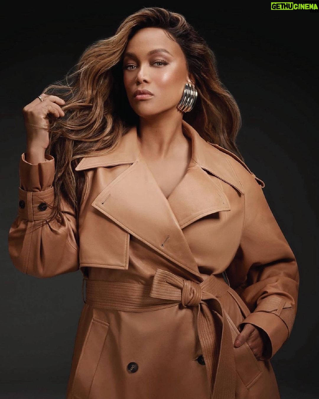 Tyra Banks Instagram - Yep, she was a model. And some days, she still werks it. Especially when it’s for an ICONS themed campaign. 💪🏽 What you think? I’m sooo busy with @SMiZEandDREAM 🍦. Should I do more modeling jobs? Comment below ⬇️ Much love to the @Karen_Millen team. Y’all are super on it! 😘