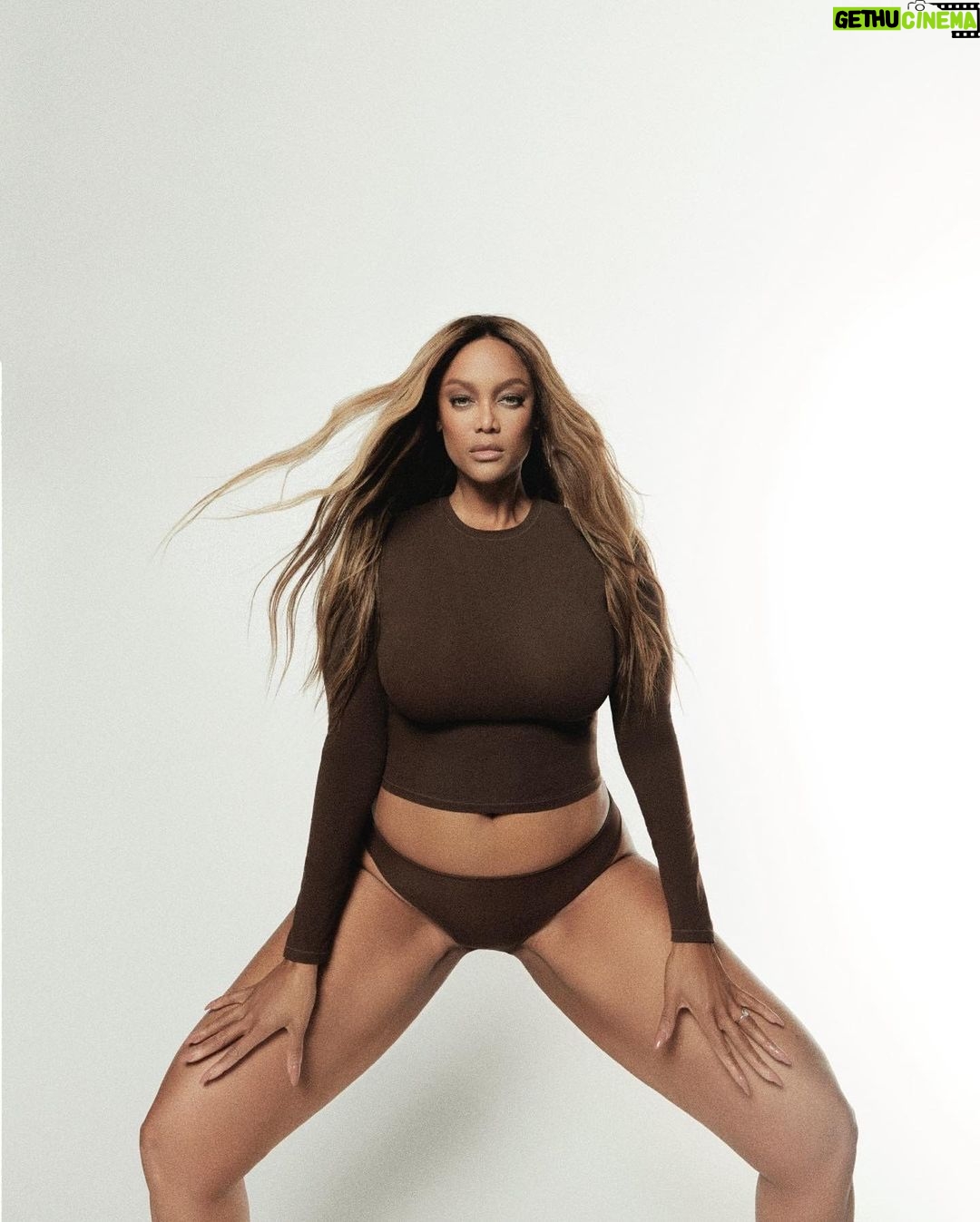 Tyra Banks Instagram - Flip it. Dip it. . . . @skims