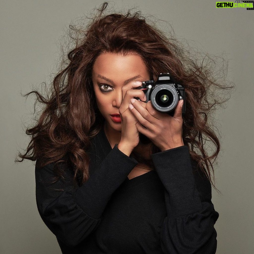 Tyra Banks Instagram - Smize for me. Why? It’s National Camera Day. 📷 #nationalcameraday