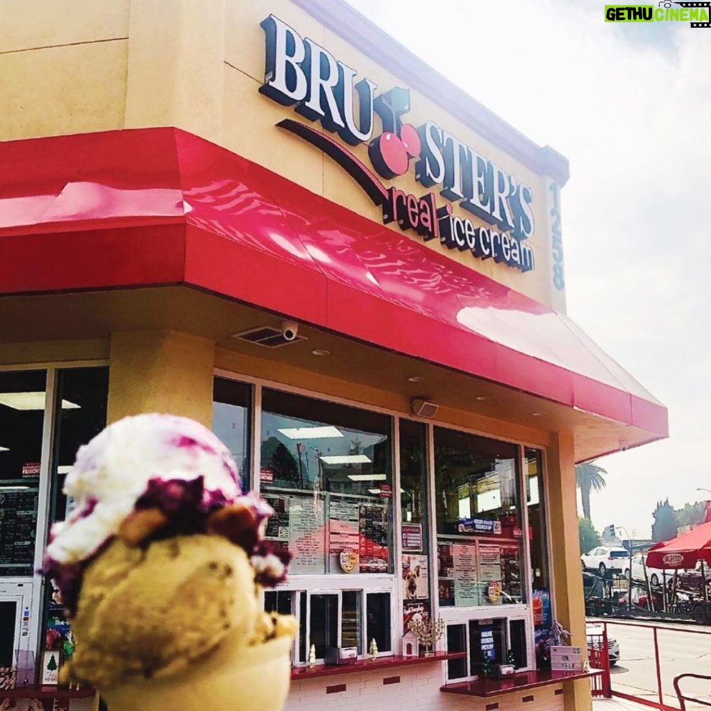 Tyra Banks Instagram - This tasty ice cream spot, @brustersfresh, is down the street from where I grew up in L.A. These blueberry cobbler and graham cracker flavors are soooo good! I love trying and shouting out other ice cream companies. We are all in the together. @smizecream loves y’all! 🍦