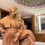 Tyra Banks Instagram - Quiet Luxury on Game Night 🏀 . . . #quietluxury #monochromatic #monochrome #trench #leatherjacket #blonde #blondegirl #courtside