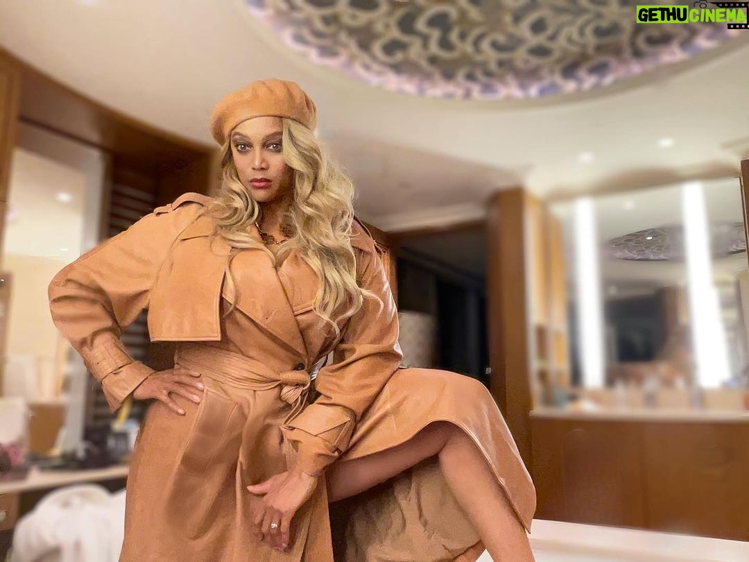 Tyra Banks Instagram - Quiet Luxury on Game Night 🏀 . . . #quietluxury #monochromatic #monochrome #trench #leatherjacket #blonde #blondegirl #courtside