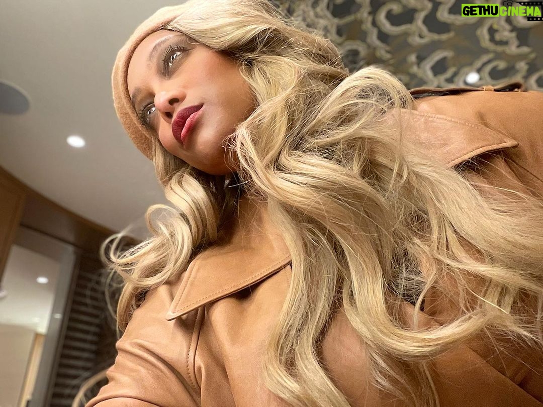Tyra Banks Instagram - Quiet Luxury on Game Night 🏀 . . . #quietluxury #monochromatic #monochrome #trench #leatherjacket #blonde #blondegirl #courtside