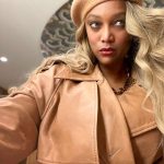Tyra Banks Instagram - Quiet Luxury on Game Night 🏀 . . . #quietluxury #monochromatic #monochrome #trench #leatherjacket #blonde #blondegirl #courtside