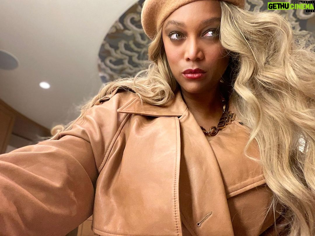 Tyra Banks Instagram - Quiet Luxury on Game Night 🏀 . . . #quietluxury #monochromatic #monochrome #trench #leatherjacket #blonde #blondegirl #courtside