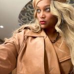 Tyra Banks Instagram - Quiet Luxury on Game Night 🏀 . . . #quietluxury #monochromatic #monochrome #trench #leatherjacket #blonde #blondegirl #courtside