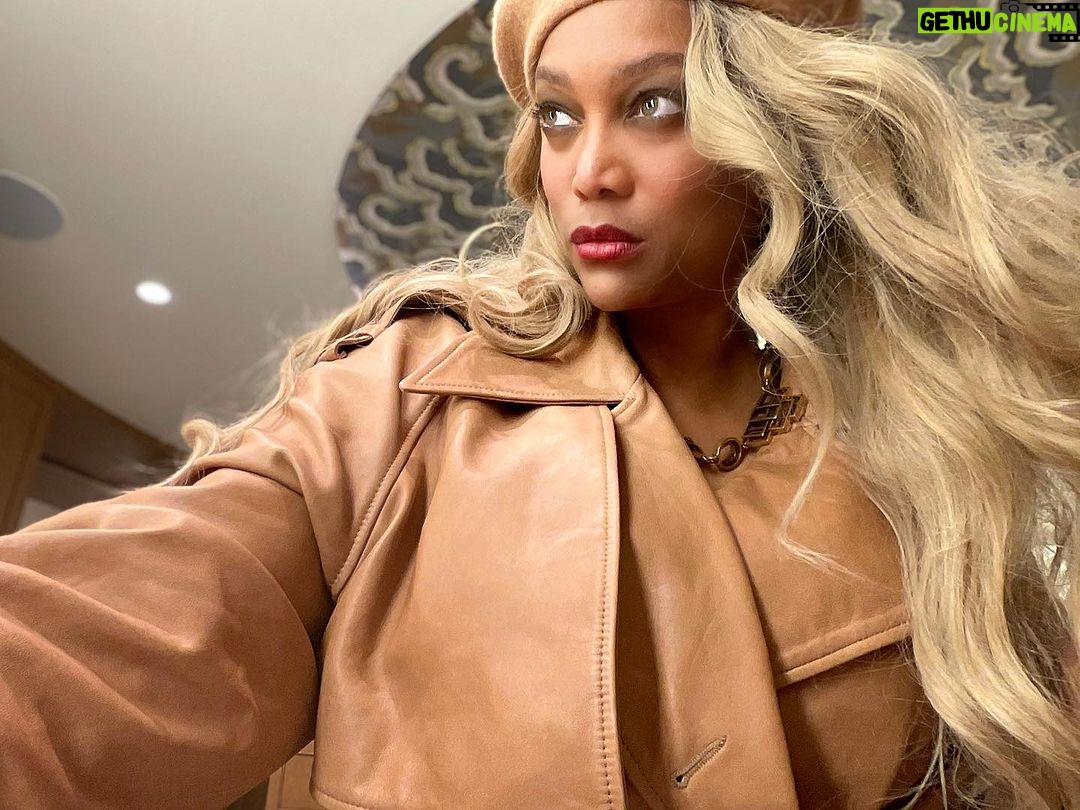 Tyra Banks Instagram - Quiet Luxury on Game Night 🏀 . . . #quietluxury #monochromatic #monochrome #trench #leatherjacket #blonde #blondegirl #courtside