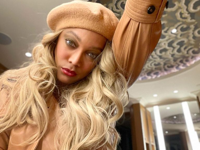 Tyra Banks Instagram - Quiet Luxury on Game Night 🏀 . . . #quietluxury #monochromatic #monochrome #trench #leatherjacket #blonde #blondegirl #courtside