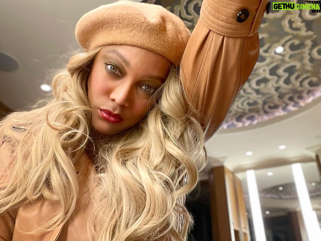Tyra Banks Instagram - Quiet Luxury on Game Night 🏀 . . . #quietluxury #monochromatic #monochrome #trench #leatherjacket #blonde #blondegirl #courtside