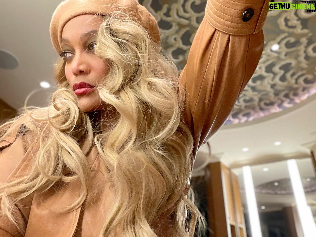 Tyra Banks Instagram - Quiet Luxury on Game Night 🏀 . . . #quietluxury #monochromatic #monochrome #trench #leatherjacket #blonde #blondegirl #courtside