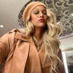 Tyra Banks Instagram - Quiet Luxury on Game Night 🏀 . . . #quietluxury #monochromatic #monochrome #trench #leatherjacket #blonde #blondegirl #courtside
