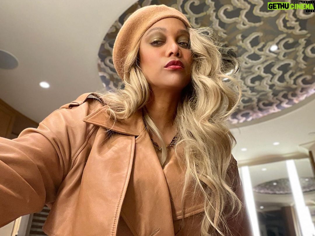 Tyra Banks Instagram - Quiet Luxury on Game Night 🏀 . . . #quietluxury #monochromatic #monochrome #trench #leatherjacket #blonde #blondegirl #courtside