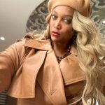 Tyra Banks Instagram - Quiet Luxury on Game Night 🏀 . . . #quietluxury #monochromatic #monochrome #trench #leatherjacket #blonde #blondegirl #courtside