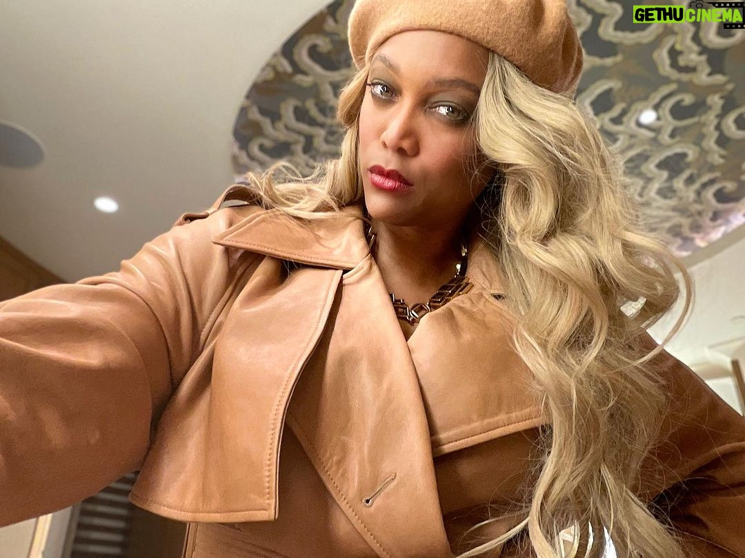 Tyra Banks Instagram - Quiet Luxury on Game Night 🏀 . . . #quietluxury #monochromatic #monochrome #trench #leatherjacket #blonde #blondegirl #courtside