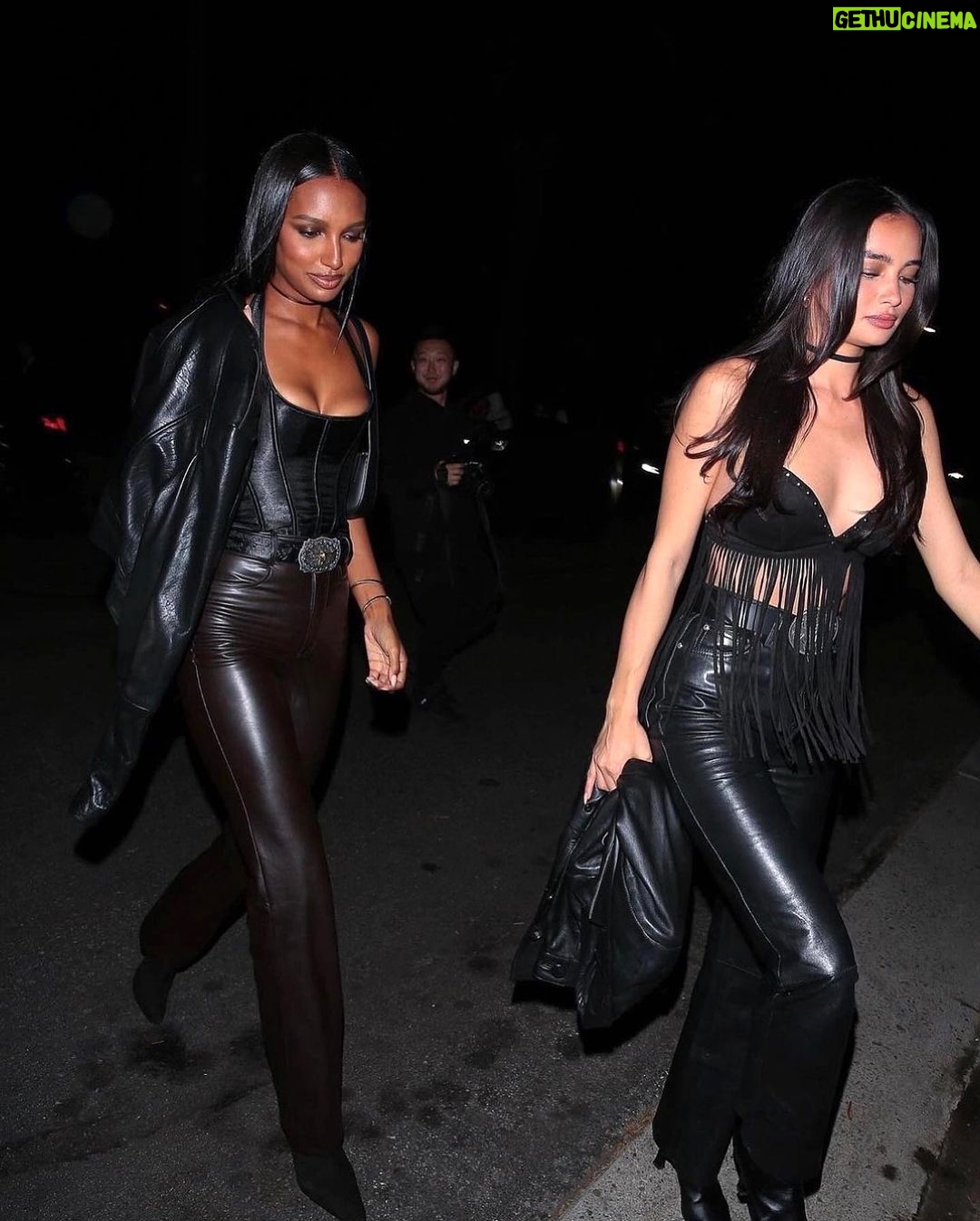 Tyra Banks Instagram - Coyote Ugly in the Halloween House! @jastookes serving up Coyote TyTy lookin’ hotter than hot! And shout out to @kelseymerritt who I know is making @bridgetmoynahan super proud! ‘Pour some Sugar on’ both of these babes! TyTy approves!!!! 💛