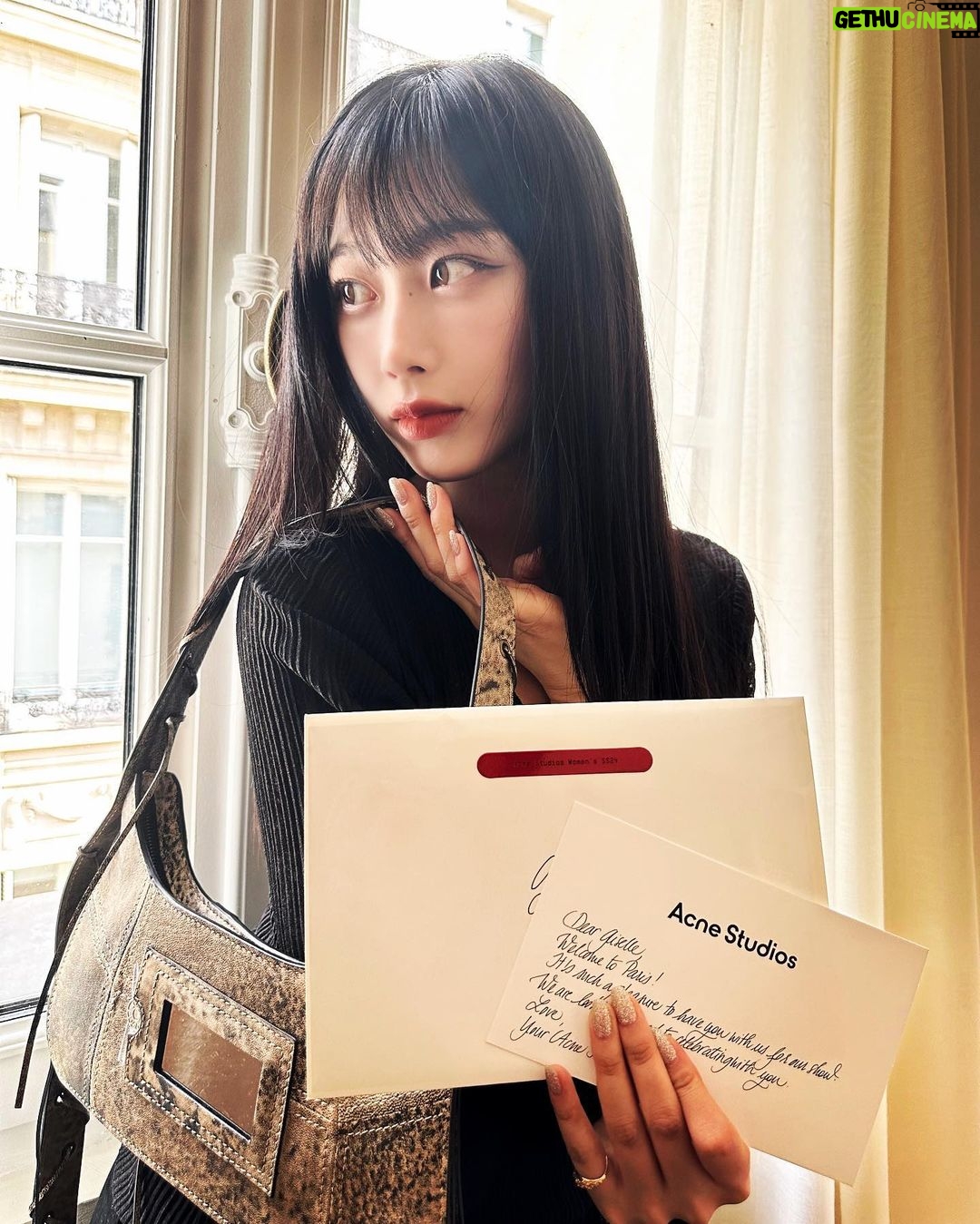 Uchinaga Eri Instagram - @acnestudios 🖤