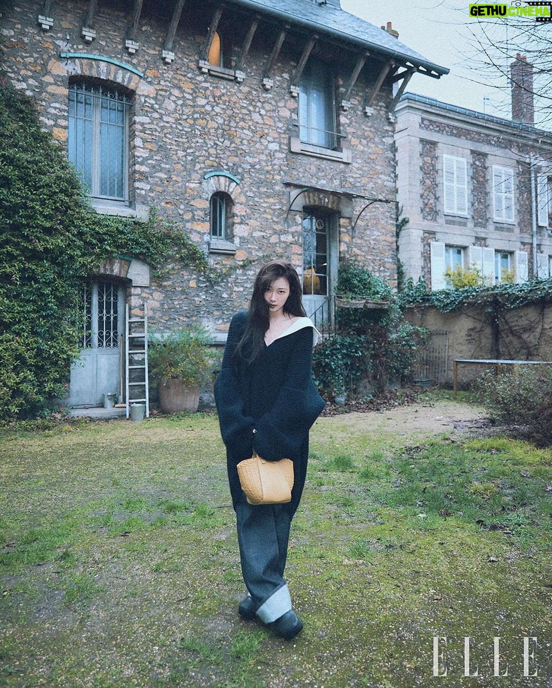 Uchinaga Eri Instagram - @loewe @ellekorea #loewe 🫶🏻