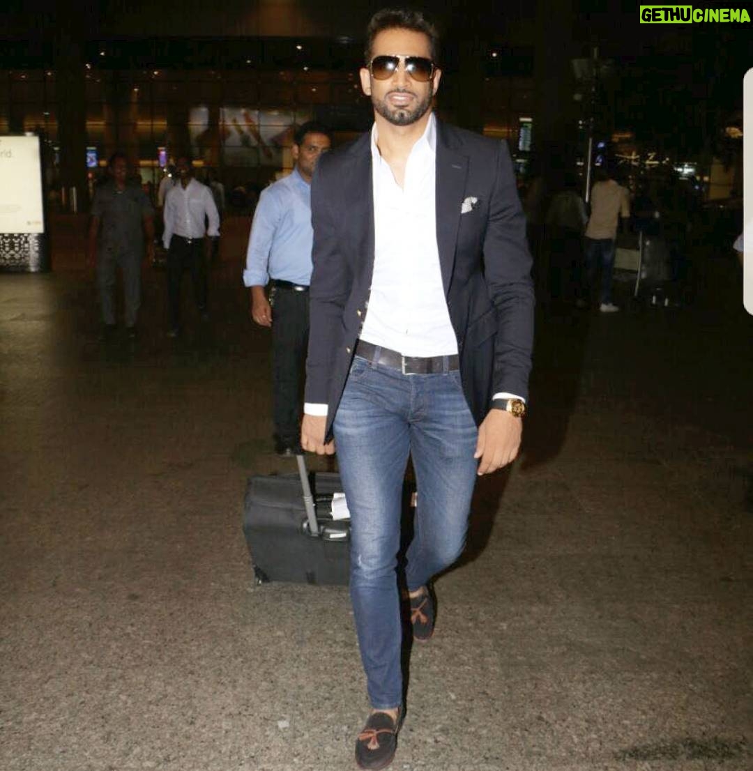Upen Patel Instagram - Airport dairies ... Papped 😊 Terminal 2, Mumbai International Airport