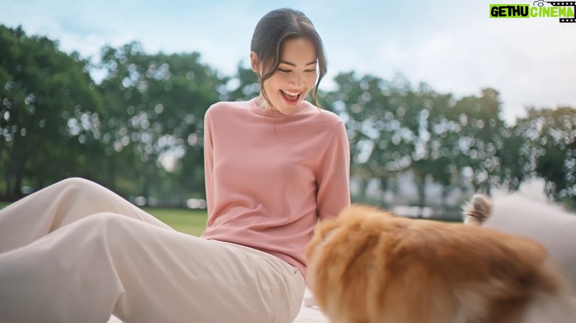 Urassaya Sperbund Instagram - จะแฮปปี้หรือเศร้า ไม่ว่าจะโมเม้นต์ไหน Merino is always with me 🥰Extra fine Merino, Extra comfort - My favourite Wool! 🧶จะวันที่ร้อนหรือเย็น เสื้อเมอริโน ของ @UniqloThailand ช่วยปรับให้ญ่าไม่รู้สึกร้อนหรือหนาวเกินไป #อากาศสลับก็ปรับให้สบาย ไปลองสัมผัสความเนียนลื่นแบบพรีเมียมของผ้าเมอริโนวูล ที่ใส่สบาย ไม่ร้อน ไม่คัน ช้อปได้แล้วที่ร้านยูนิโคล่ทุกสาขาและออนไลน์สโตร์ มีหลายแบบให้เลือกเลยนะคะ! #UniqloExtraFineMerino #อากาศสลับก็ปรับให้สบาย#อากาศเย็นก็เอาอยู่อากาศร้อนก็สบาย