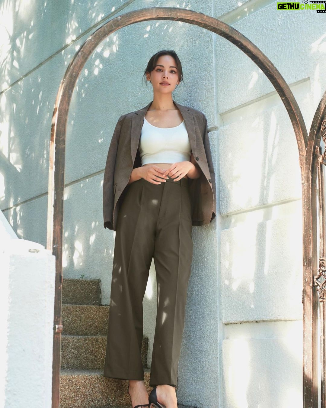 Urassaya Sperbund Instagram - Yaya Recommend! นาทีนี้ต้องยกให้ กางเกงจับจีบ Pleated wide pants ของ @Uniqlothailand ที่กำลังฮิตมาก กางเกงขาตรง ดีไซน์ชิค เนื้อผ้าดี ใส่สบาย ช่วยให้ขาดูเรียวสวย จะใส่ในวันทางการหรือวันชิลๆ ญ่าว่าได้หมด ไปลองดูกันได้เลยที่ร้านยูนิโคล่ทุกสาขา 🛒 หรือช้อปออนไลน์ผ่านยูนิโคล่แอปได้เลยนะคะ #UniqloThailand #UniqloPleatedWidePants