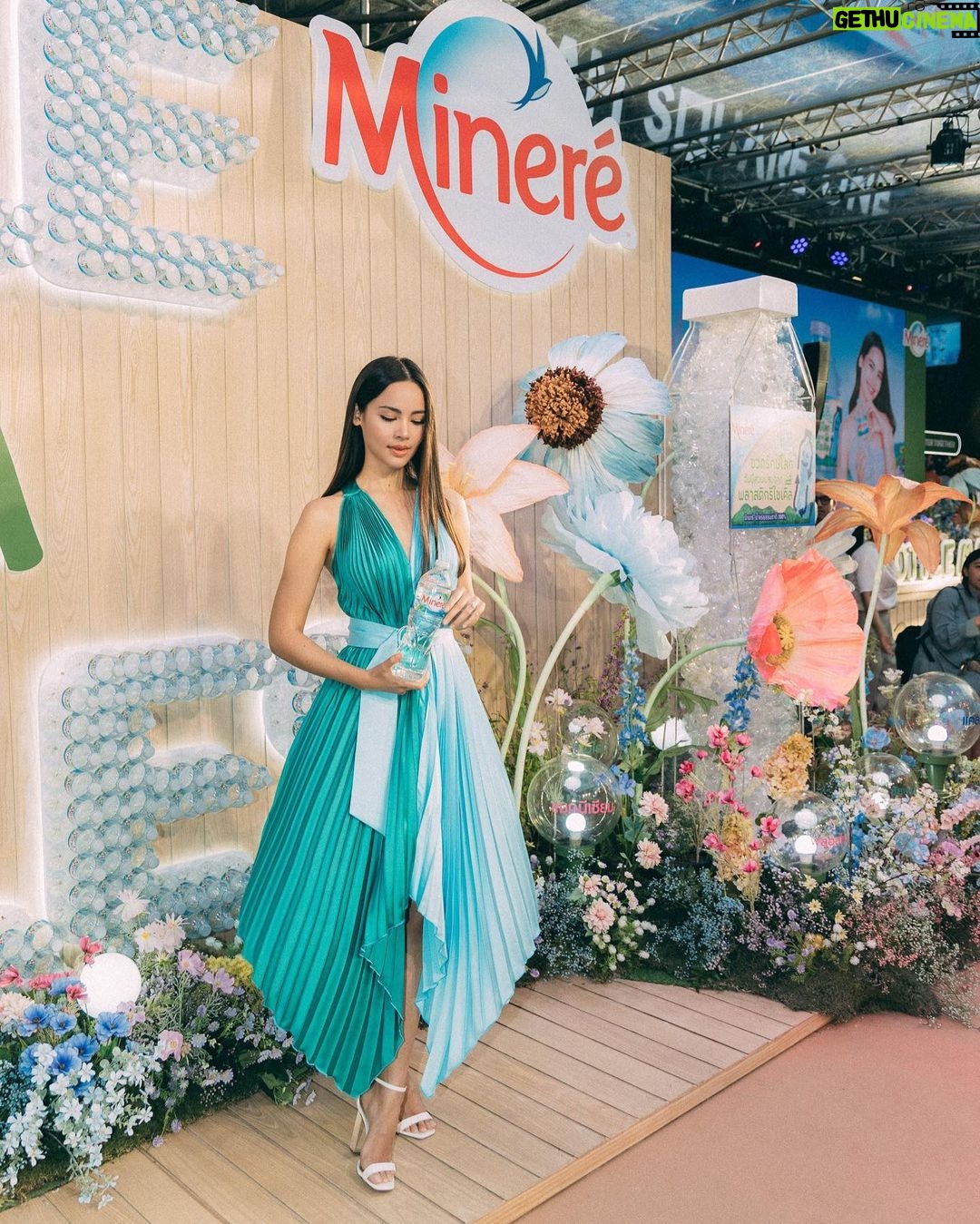 Urassaya Sperbund Instagram - มาเลือกเติมสิ่งดีๆให้ตัวเอง และให้กับโลกใบนี้ ญาญ่าเลือกดื่มน้ำแร่มิเนเร่ ขวดรักษ์โลก (rPET) กับแคมเปญ Bottle Made From Bottles คืนชีวิตให้ขวดพลาสติกกับน้ำแร่มิเนเร่ ที่ขวดผลิตจากพลาสติกรีไซเคิลครั้งแรกในตลาดน้ำดื่มไทย มั่นใจในมาตรฐานความสะอาดรับรองจากอย.ไทย และเม็ดพลาสติกจากอย.สหรัฐอเมริกา #น้ำแร่มิเนเร่ #มิเนเร่ขวดรักษ์โลก #MinereBottleMadeFromBottles #คืนชีวิตให้ขวดพลาสติกกับน้ำแร่มิเนเร่ #rPETBottle