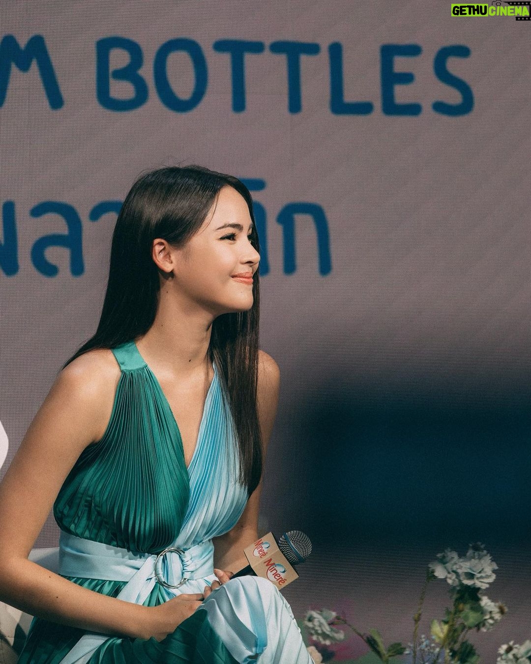 Urassaya Sperbund Instagram - มาเลือกเติมสิ่งดีๆให้ตัวเอง และให้กับโลกใบนี้ ญาญ่าเลือกดื่มน้ำแร่มิเนเร่ ขวดรักษ์โลก (rPET) กับแคมเปญ Bottle Made From Bottles คืนชีวิตให้ขวดพลาสติกกับน้ำแร่มิเนเร่ ที่ขวดผลิตจากพลาสติกรีไซเคิลครั้งแรกในตลาดน้ำดื่มไทย มั่นใจในมาตรฐานความสะอาดรับรองจากอย.ไทย และเม็ดพลาสติกจากอย.สหรัฐอเมริกา #น้ำแร่มิเนเร่ #มิเนเร่ขวดรักษ์โลก #MinereBottleMadeFromBottles #คืนชีวิตให้ขวดพลาสติกกับน้ำแร่มิเนเร่ #rPETBottle