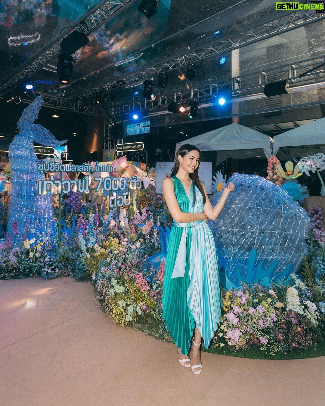 Urassaya Sperbund Instagram - มาเลือกเติมสิ่งดีๆให้ตัวเอง และให้กับโลกใบนี้ ญาญ่าเลือกดื่มน้ำแร่มิเนเร่ ขวดรักษ์โลก (rPET) กับแคมเปญ Bottle Made From Bottles คืนชีวิตให้ขวดพลาสติกกับน้ำแร่มิเนเร่ ที่ขวดผลิตจากพลาสติกรีไซเคิลครั้งแรกในตลาดน้ำดื่มไทย มั่นใจในมาตรฐานความสะอาดรับรองจากอย.ไทย และเม็ดพลาสติกจากอย.สหรัฐอเมริกา #น้ำแร่มิเนเร่ #มิเนเร่ขวดรักษ์โลก #MinereBottleMadeFromBottles #คืนชีวิตให้ขวดพลาสติกกับน้ำแร่มิเนเร่ #rPETBottle