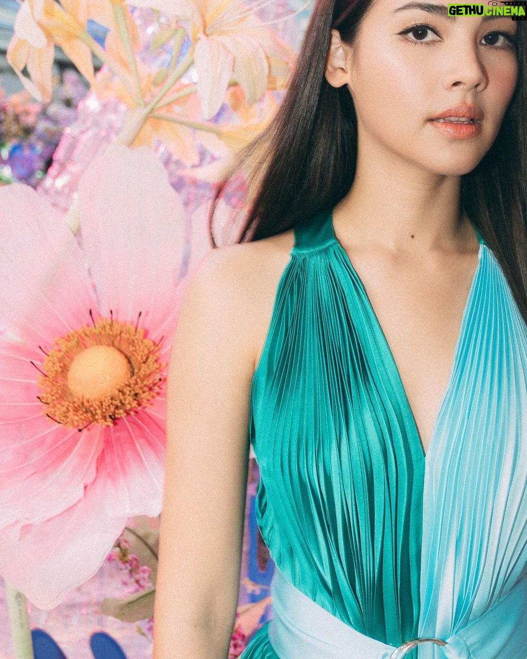 Urassaya Sperbund Instagram - มาเลือกเติมสิ่งดีๆให้ตัวเอง และให้กับโลกใบนี้ ญาญ่าเลือกดื่มน้ำแร่มิเนเร่ ขวดรักษ์โลก (rPET) กับแคมเปญ Bottle Made From Bottles คืนชีวิตให้ขวดพลาสติกกับน้ำแร่มิเนเร่ ที่ขวดผลิตจากพลาสติกรีไซเคิลครั้งแรกในตลาดน้ำดื่มไทย มั่นใจในมาตรฐานความสะอาดรับรองจากอย.ไทย และเม็ดพลาสติกจากอย.สหรัฐอเมริกา #น้ำแร่มิเนเร่ #มิเนเร่ขวดรักษ์โลก #MinereBottleMadeFromBottles #คืนชีวิตให้ขวดพลาสติกกับน้ำแร่มิเนเร่ #rPETBottle