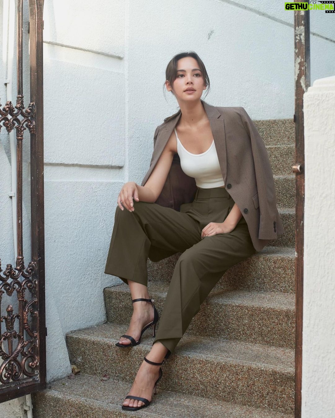 Urassaya Sperbund Instagram - Yaya Recommend! นาทีนี้ต้องยกให้ กางเกงจับจีบ Pleated wide pants ของ @Uniqlothailand ที่กำลังฮิตมาก กางเกงขาตรง ดีไซน์ชิค เนื้อผ้าดี ใส่สบาย ช่วยให้ขาดูเรียวสวย จะใส่ในวันทางการหรือวันชิลๆ ญ่าว่าได้หมด ไปลองดูกันได้เลยที่ร้านยูนิโคล่ทุกสาขา 🛒 หรือช้อปออนไลน์ผ่านยูนิโคล่แอปได้เลยนะคะ #UniqloThailand #UniqloPleatedWidePants