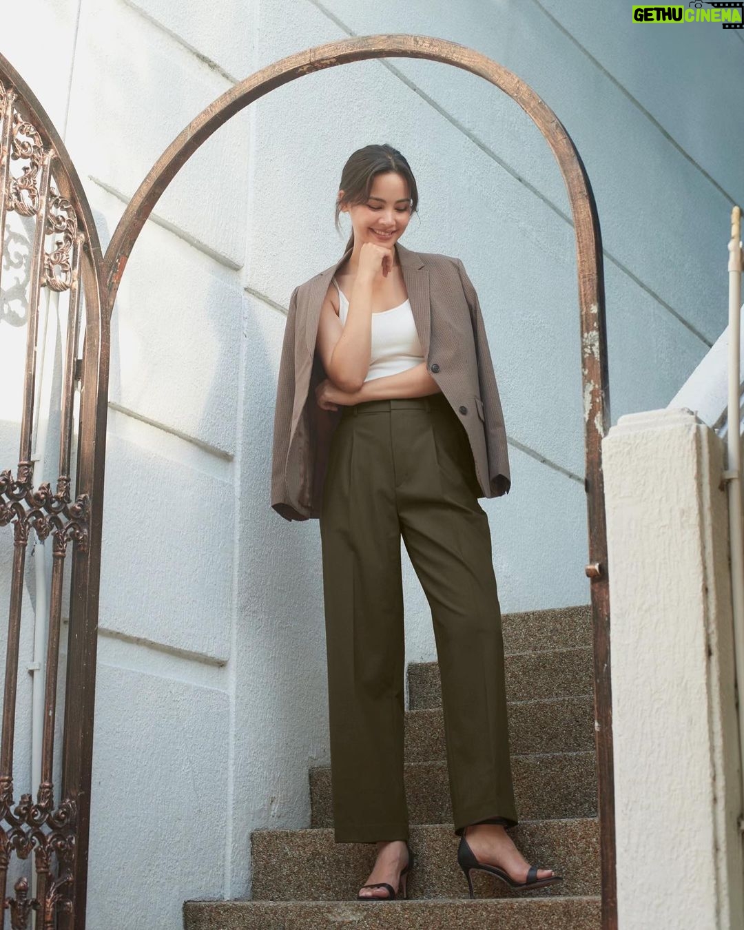 Urassaya Sperbund Instagram - Yaya Recommend! นาทีนี้ต้องยกให้ กางเกงจับจีบ Pleated wide pants ของ @Uniqlothailand ที่กำลังฮิตมาก กางเกงขาตรง ดีไซน์ชิค เนื้อผ้าดี ใส่สบาย ช่วยให้ขาดูเรียวสวย จะใส่ในวันทางการหรือวันชิลๆ ญ่าว่าได้หมด ไปลองดูกันได้เลยที่ร้านยูนิโคล่ทุกสาขา 🛒 หรือช้อปออนไลน์ผ่านยูนิโคล่แอปได้เลยนะคะ #UniqloThailand #UniqloPleatedWidePants